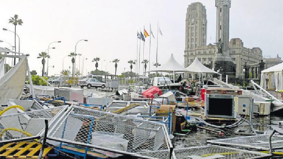 Estado que presentaba la plaza de España la mañana del 29 de noviembre de 2005, después de la tormenta.