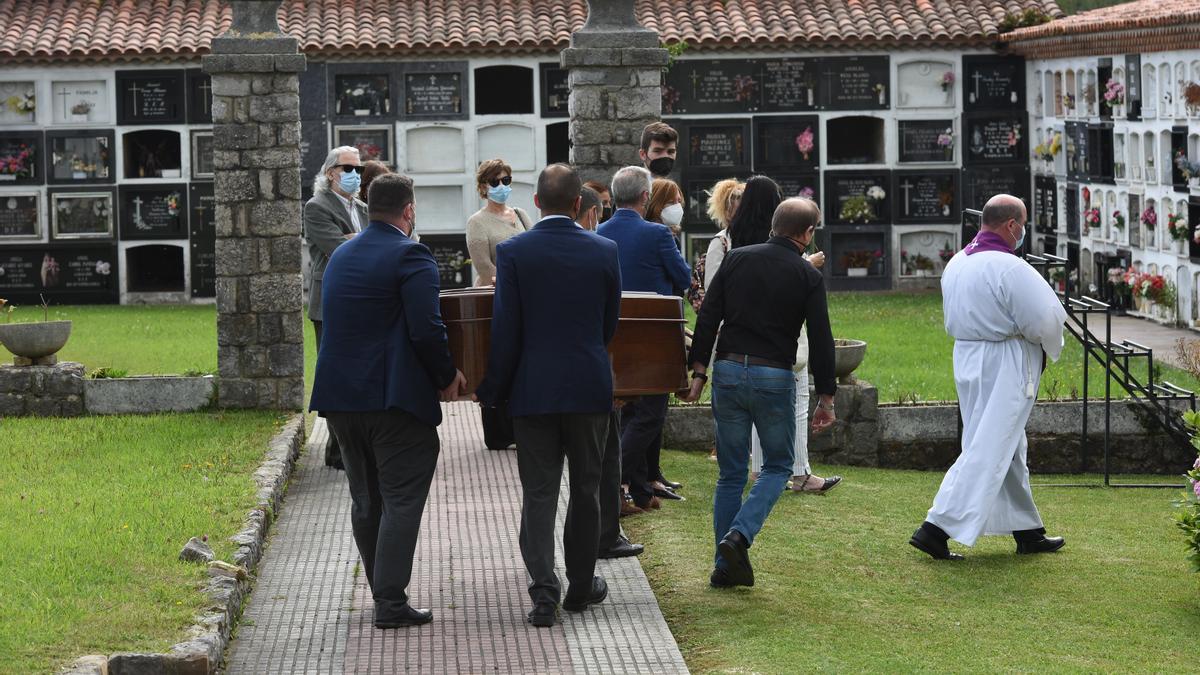 Menchu Álvarez del Valle descansa ya en Ribadesella, tras un íntimo funeral