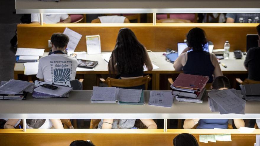La IA se cuela en los institutos de Aragón para copiar en exámenes y trabajos: "Tener el móvil en el bolsillo ya es sospecha de chuleta"