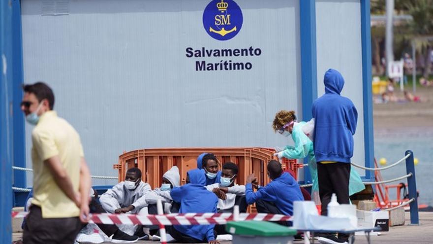 Llegada de una patera al muelle de Los Cristianos con 12 migrantes varones, entre ellos un menor, en una imagen de archivo.