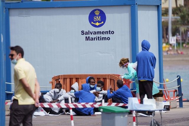 Llegada de una patera al muelle de Los Cristianos con 12 migrantes varones, entre ellos un menor