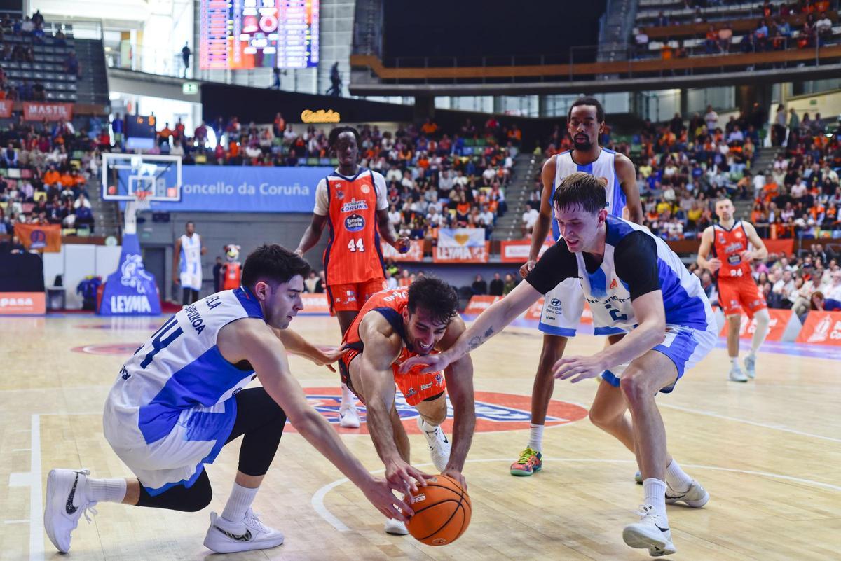Jacobo Díaz pugna por un balón en el último partido en el Coliseum frente al Guipuzkoa.