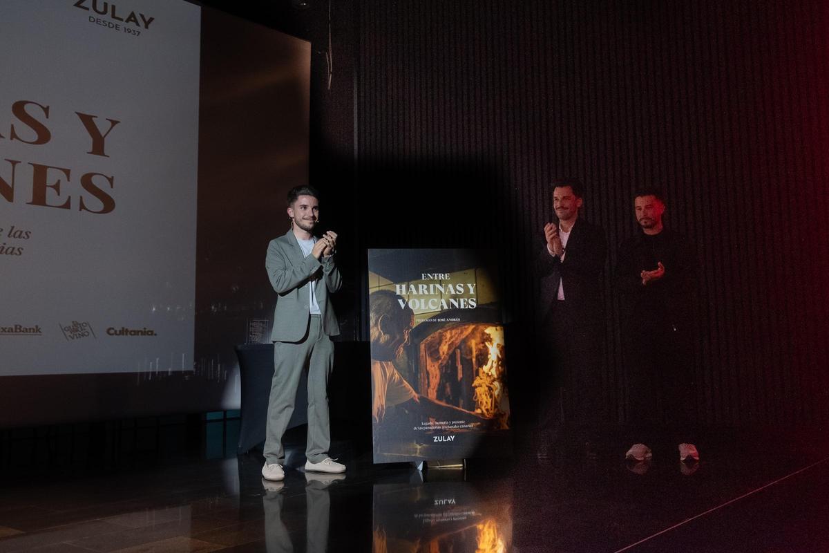 Los hermanos Medina, al descubrir la portada del libro.