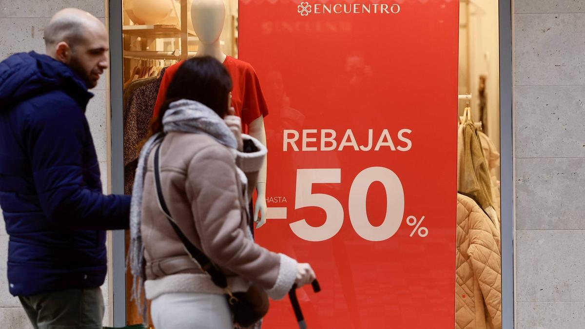 Cartel de rebajas en el escaparate de un comercio de ropa del centro de la capital cordobesa.
