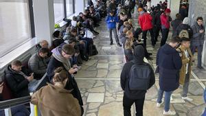 Una estación repleta de ciudadanos rusos que huyen de la guerra en Astaná. 