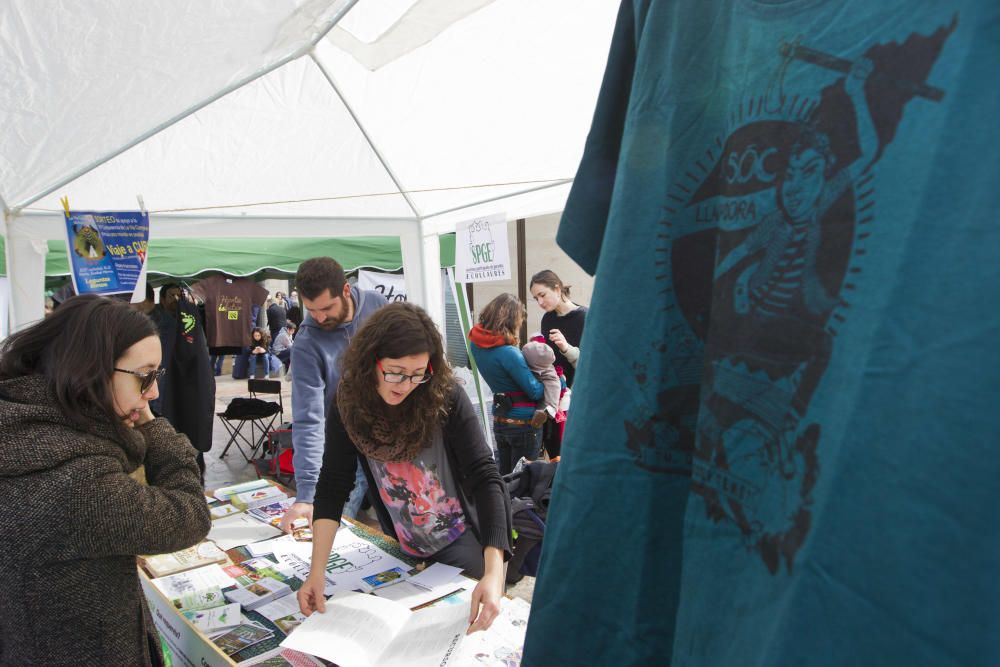 Mercado ecológico en la plaza del Ayuntamiento de Valencia