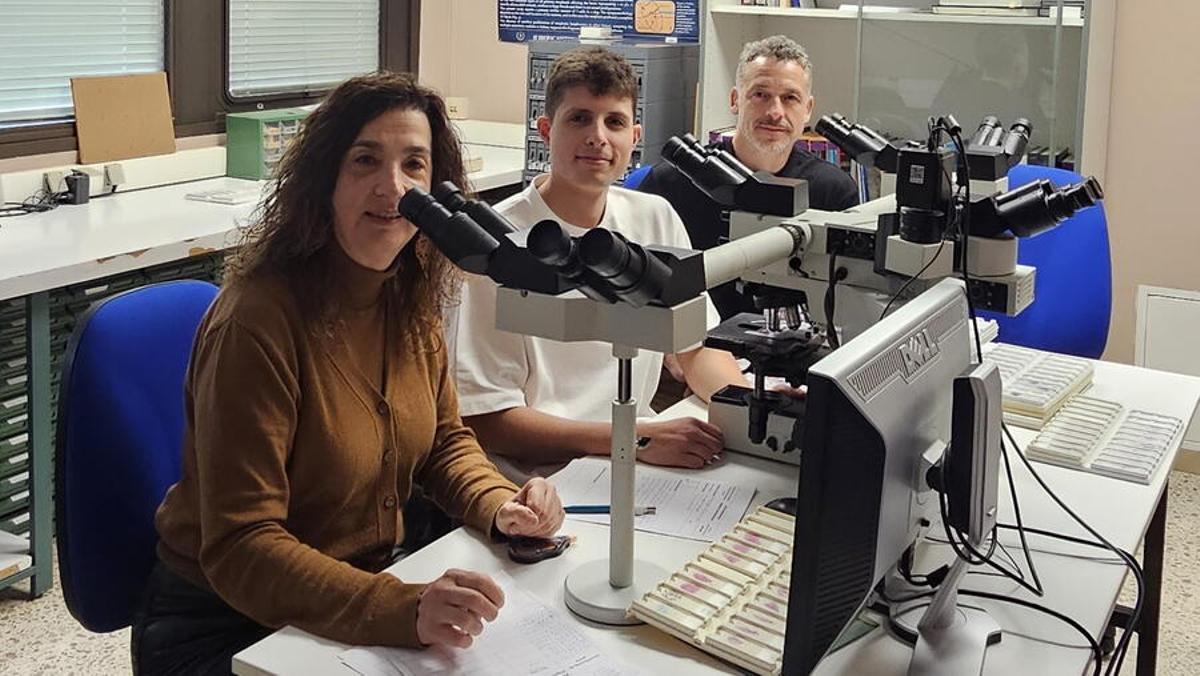Maribel Quiroga, Xoel Souto e Roberto Bermúdez, membros do grupo de investigación da Facultade de Veterinaria da USC Gapavet (Anatomía Patolóxica Veterinaria).