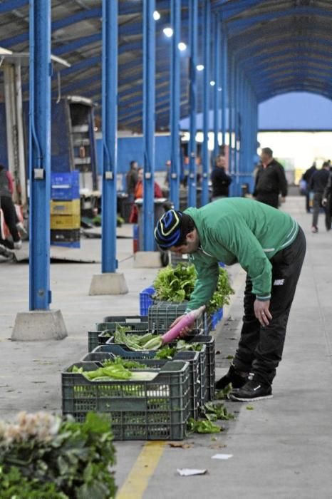 Auf dem Großmarkt wird mit Tonnen an Gemüse, Fleis