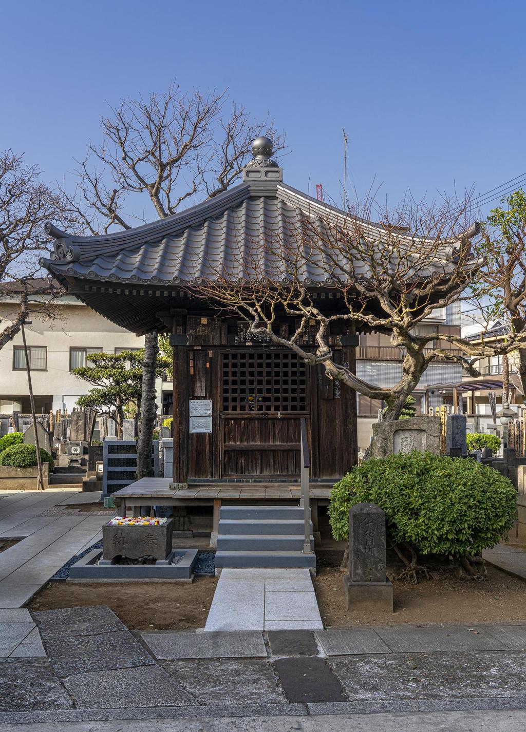 Uno de los numerosos templos sintoístas de la calle.