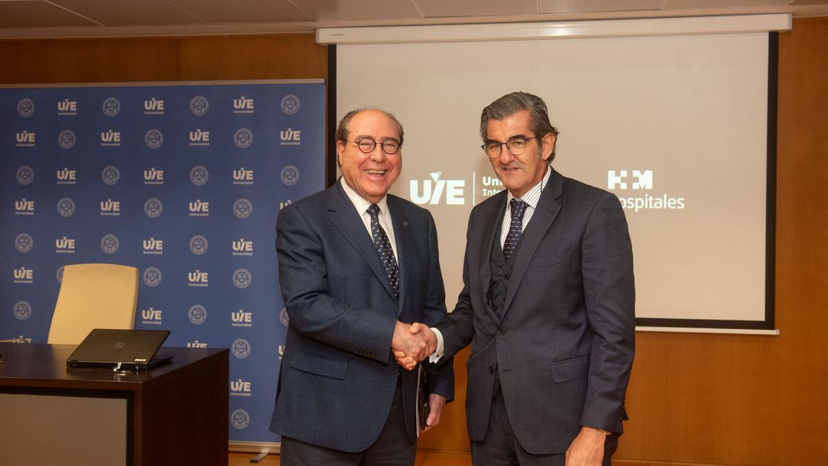 Miguel Ángel Escotet y Juan Abarca