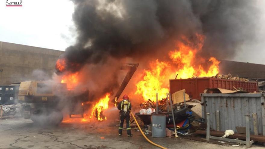 Incendio en una empresa de reciclaje de Almassora