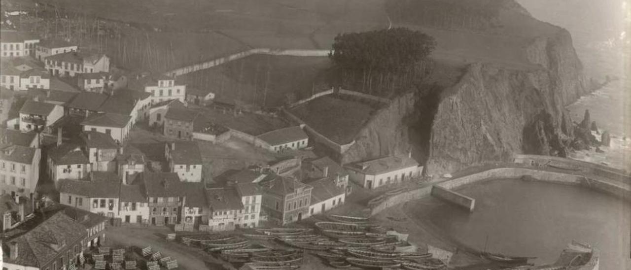 Lanchas de remo en el puerto de Candás en una de las imágenes más antiguas que se conservan, de 1896.