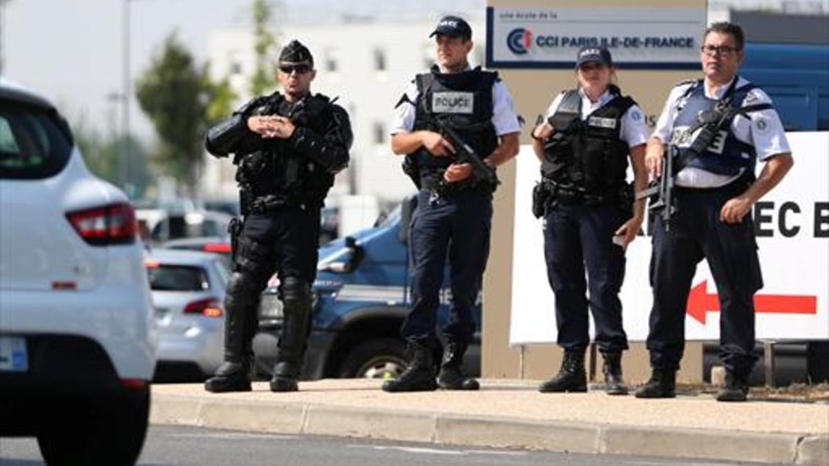 Refuerzo de la seguridad 8 Policías franceses en un campus de verano cerca de París, el martes.