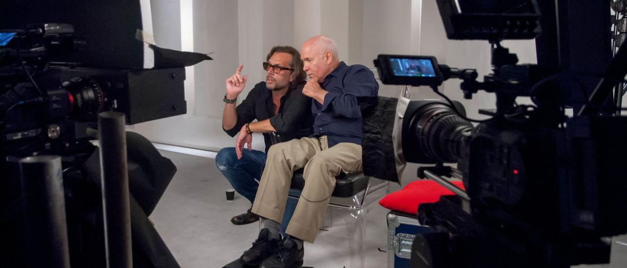 Denis Delestrac, director del documental, y Steve MacCurry en una escena del rodaje