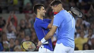Djokovic y Del Potro se abrazan tras la victoria del argentino sobre el número 1 del mundo.