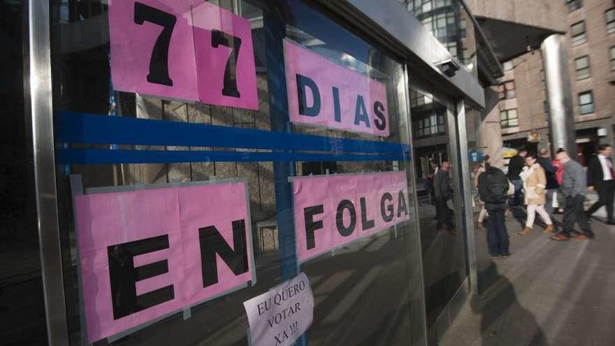 Carteles que anunciaban los días de huelga en la Justicia gallega. // Casteleiro/roller agencia