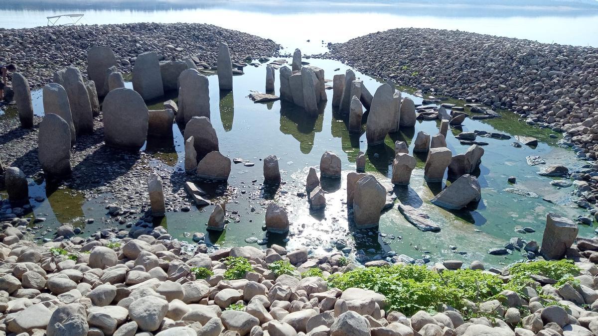 Este tesoro del Neolítico se encuentra cubierto por el pantano de Valdecañas y solo puede observarse cuando baja notablemente el nivel. Una tumba queda oculta bajo otra tumba de agua.