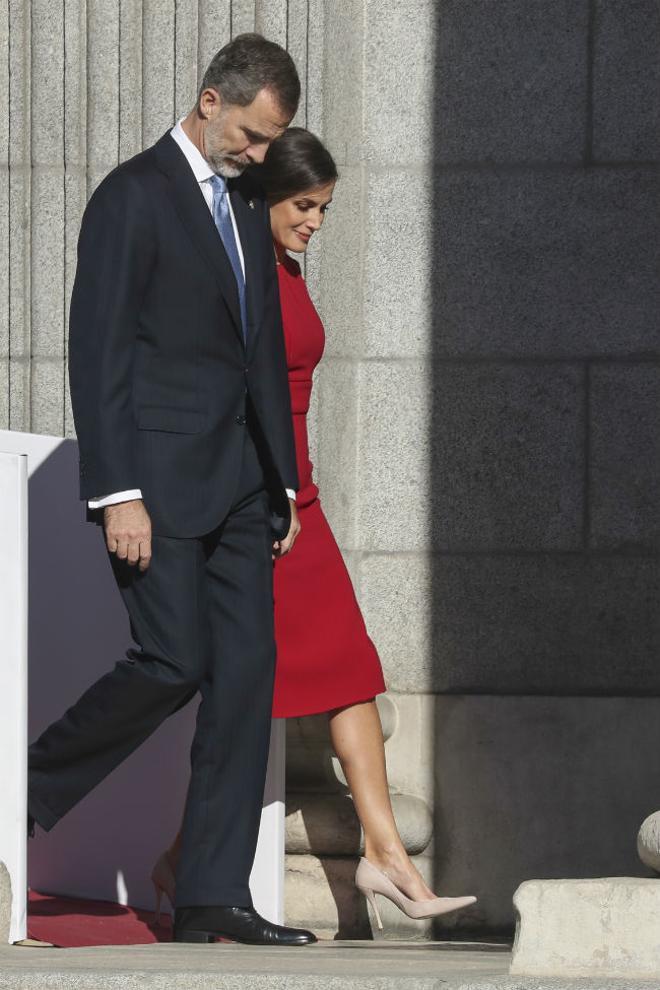 Letizia Ortiz con vestido rojo de Carolina Herrera para el 40 aniversario de la Constitución Española