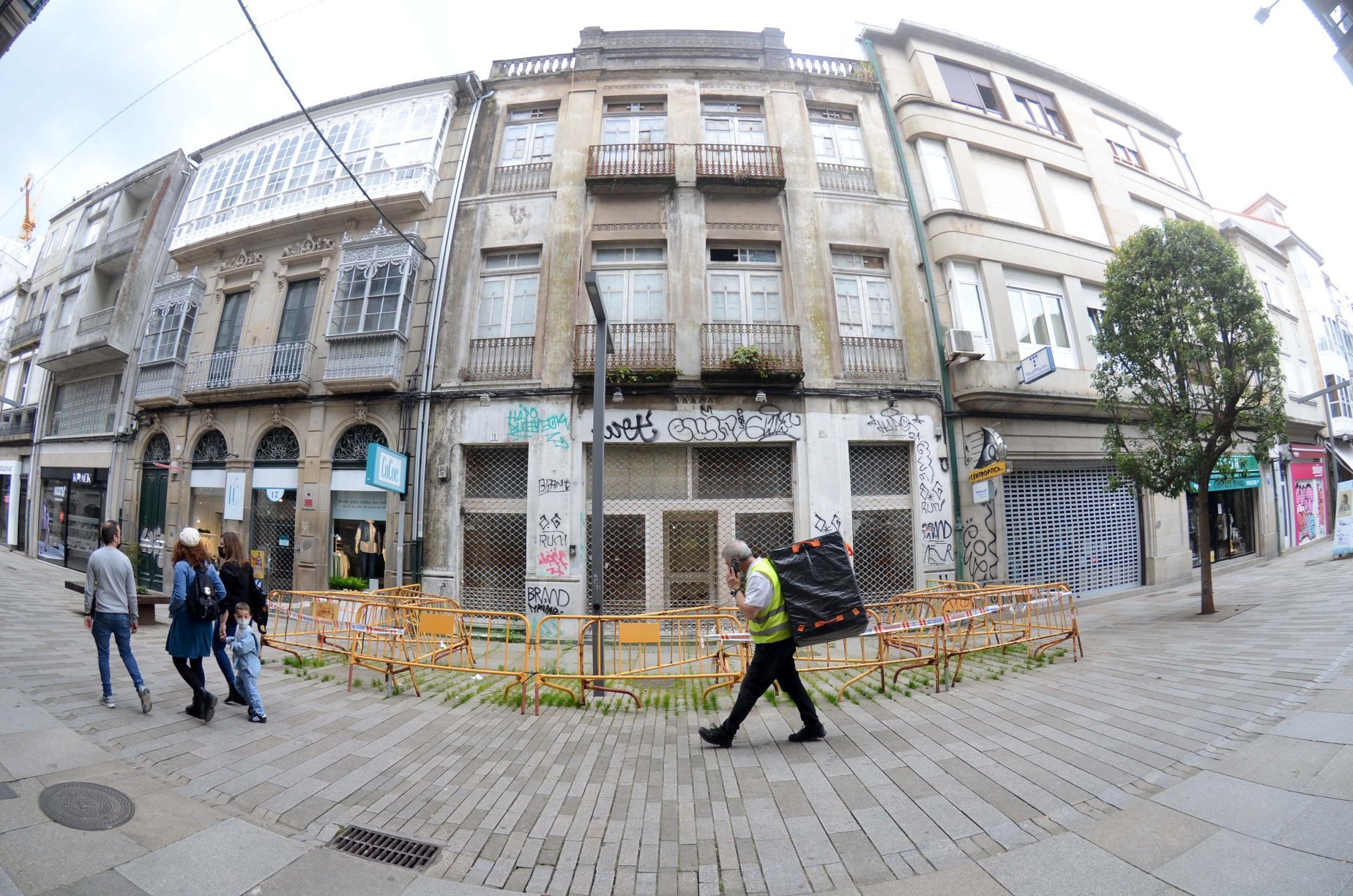 Una de las zonas del centro de Vilagarcía en la que proliferan las vallas.