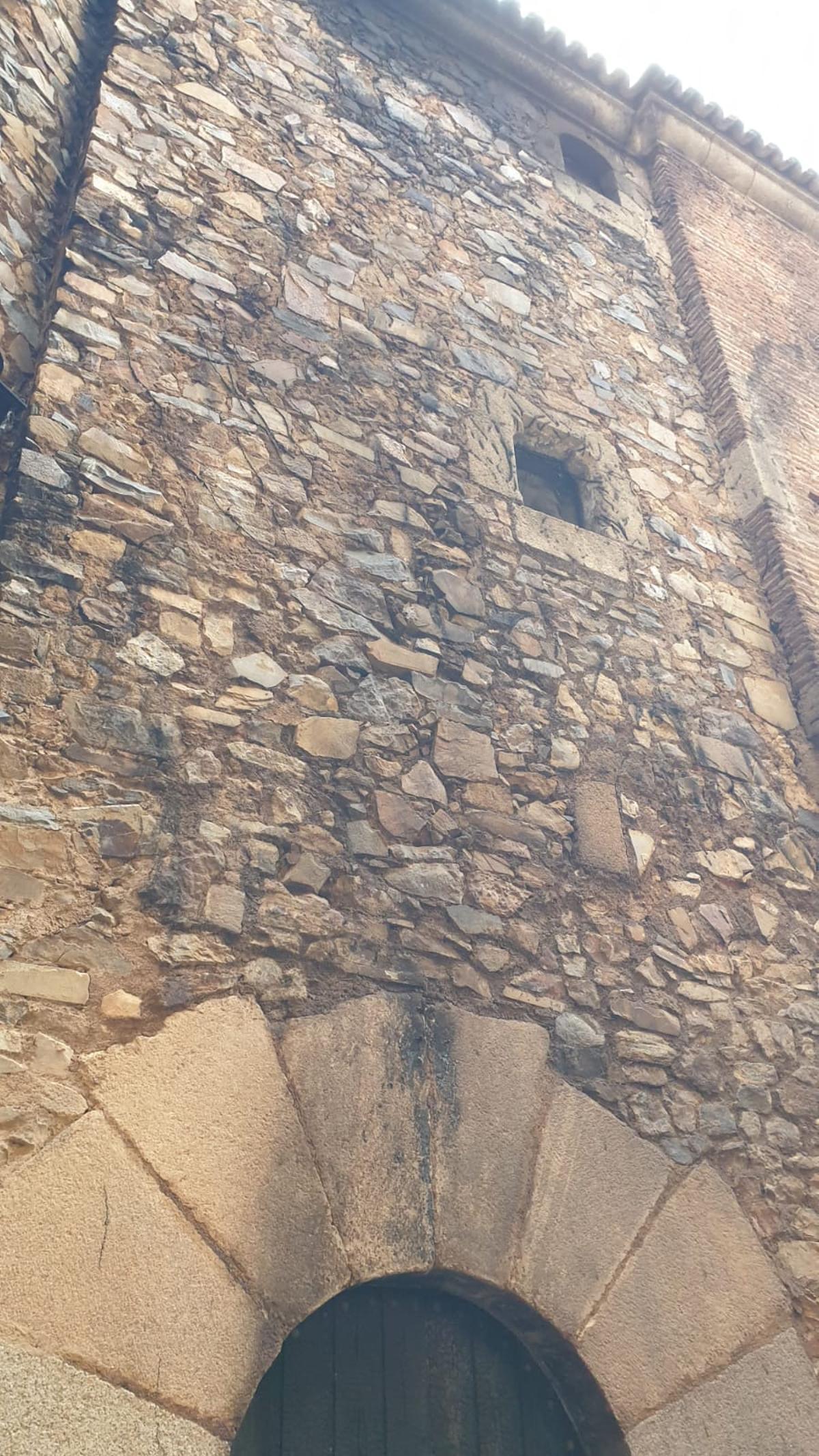 Fotogalería | Imágenes del incendio de una furgoneta en plena ciudad monumental del Cáceres