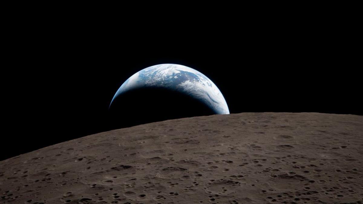Un capvespre, cràters a la cara oculta i un eclipsi