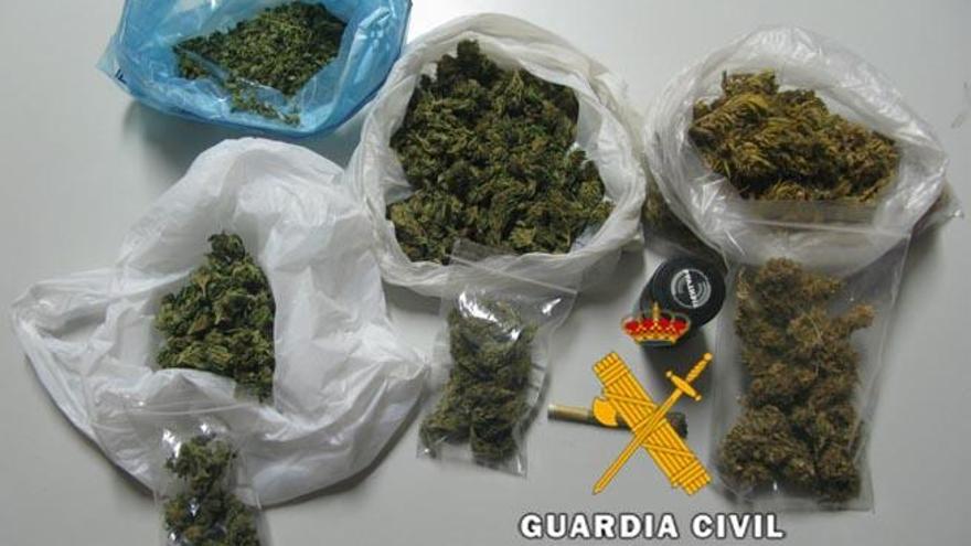 Parte de la marihuana intervenida por la Guardia Civil.