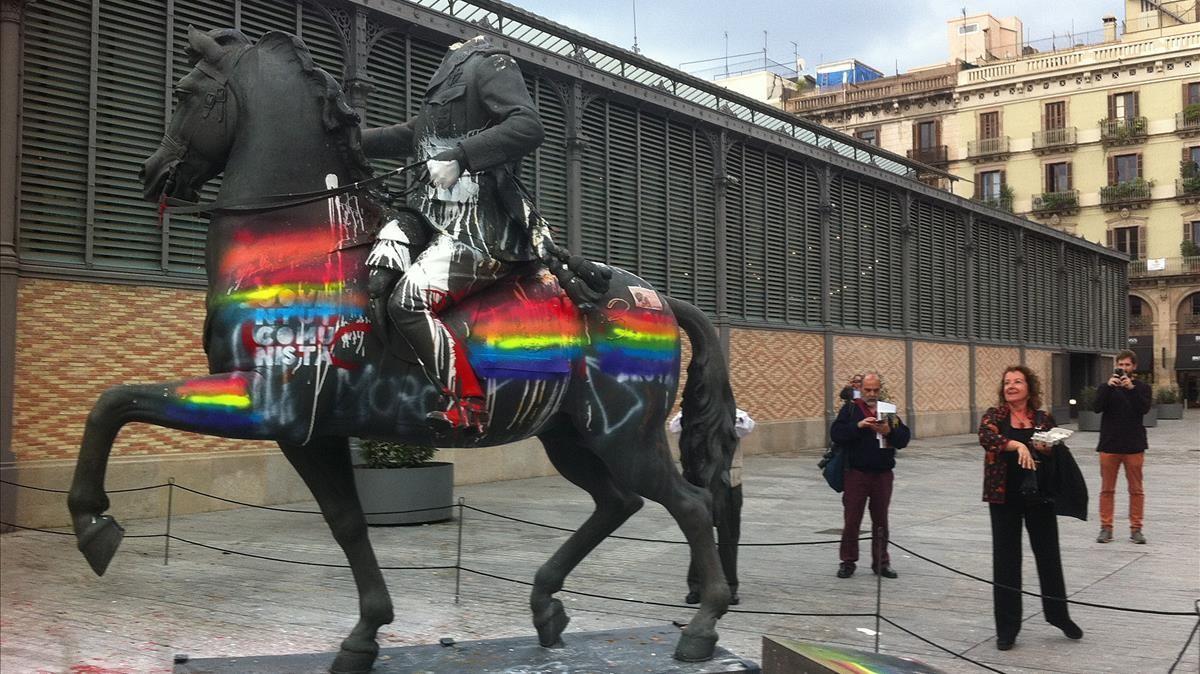 Segundo o tercer día de estancia del conjunto escultórico en el Born, cuando una mujer lanza huevos al monumento.