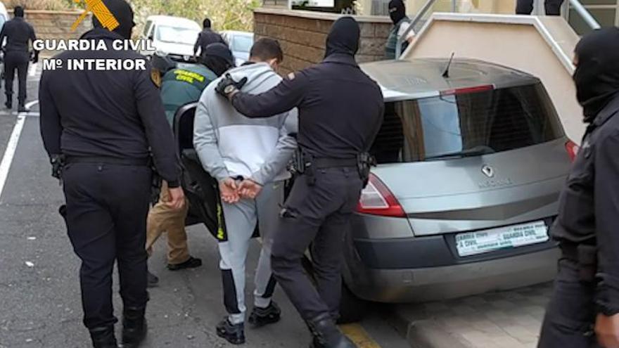 Imágenes de la detención de un joven en Somosierra, así como de una entrada y un registro en viviendas. | | E.D.