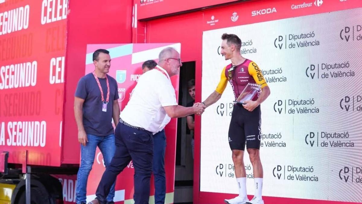 El alcalde de Xeraco felicita en el podio al ganador de la etapa que ha terminado en la playa del municipio saforense
