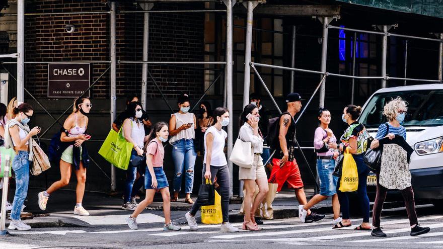 Un grupo pasea con mascarilla en Nueva York