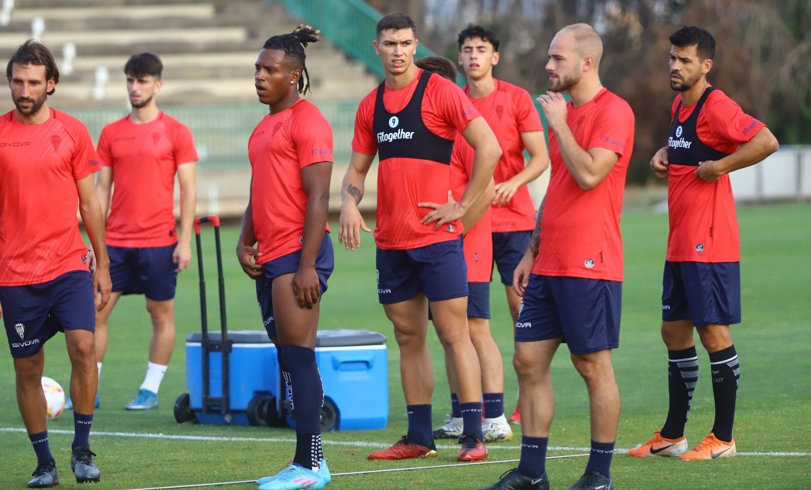 Varios de los futbolistas del Córdoba CF durante la sesión de trabajo en la Ciudad Deportiva.