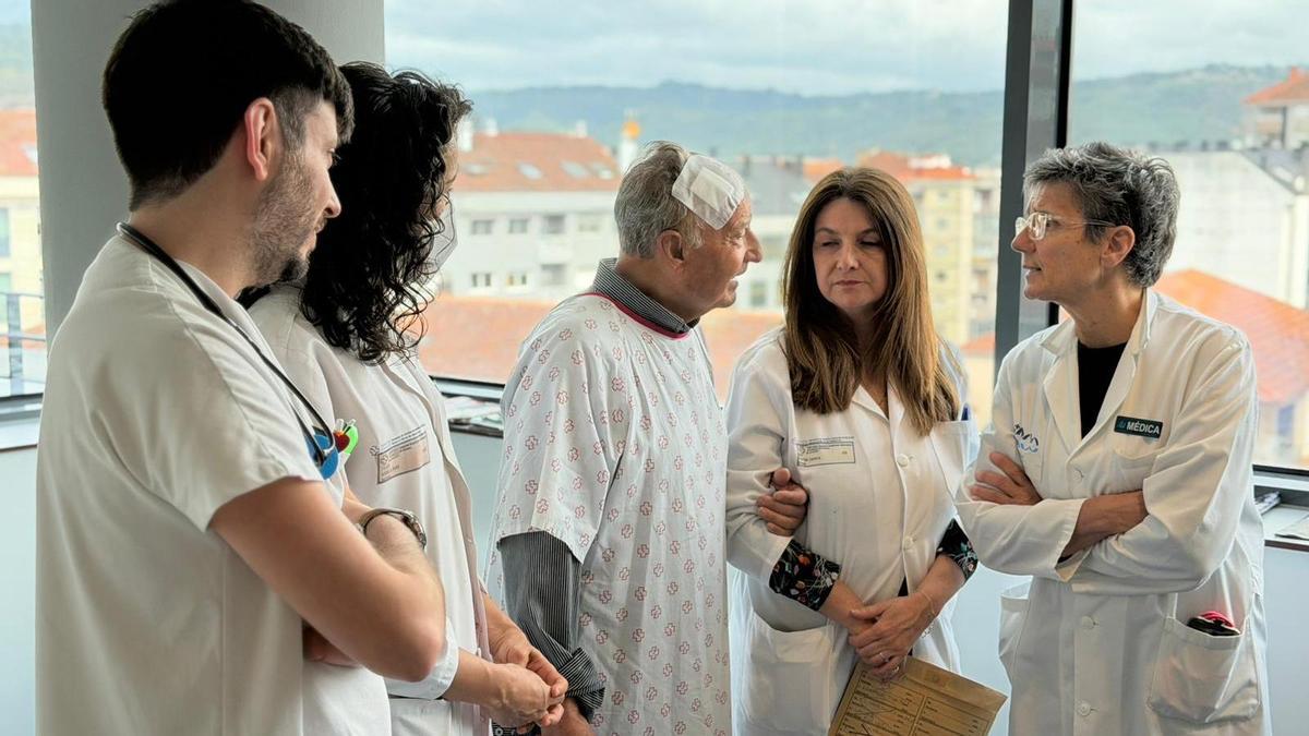 Parte del equipo investigador, con el primer paciente incluido en el estudio, Antolín dos Santos.