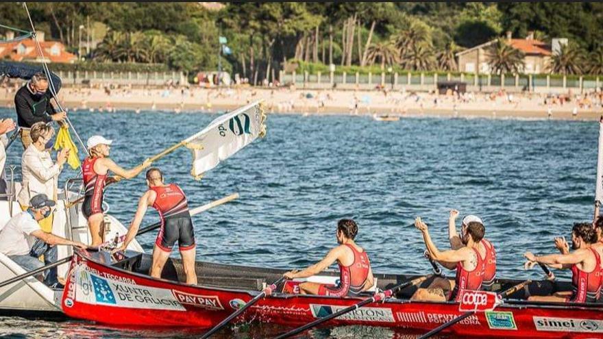 Bueu recibe en el mar la bandera conquistada el sábado en Perillo.