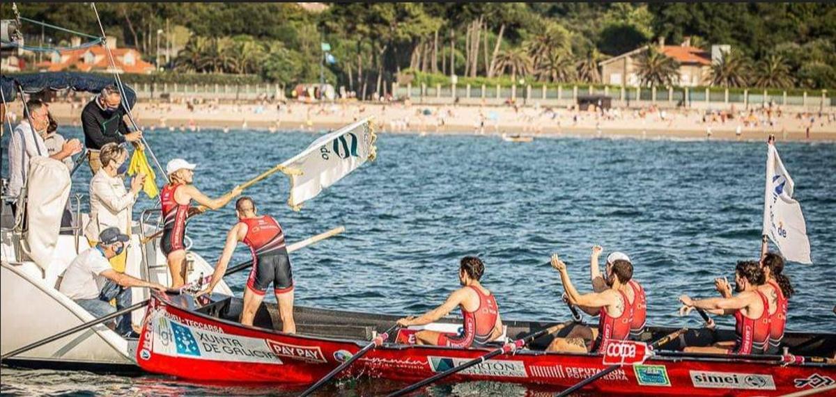 Bueu recibe en el mar la bandera conquistada el sábado en Perillo.