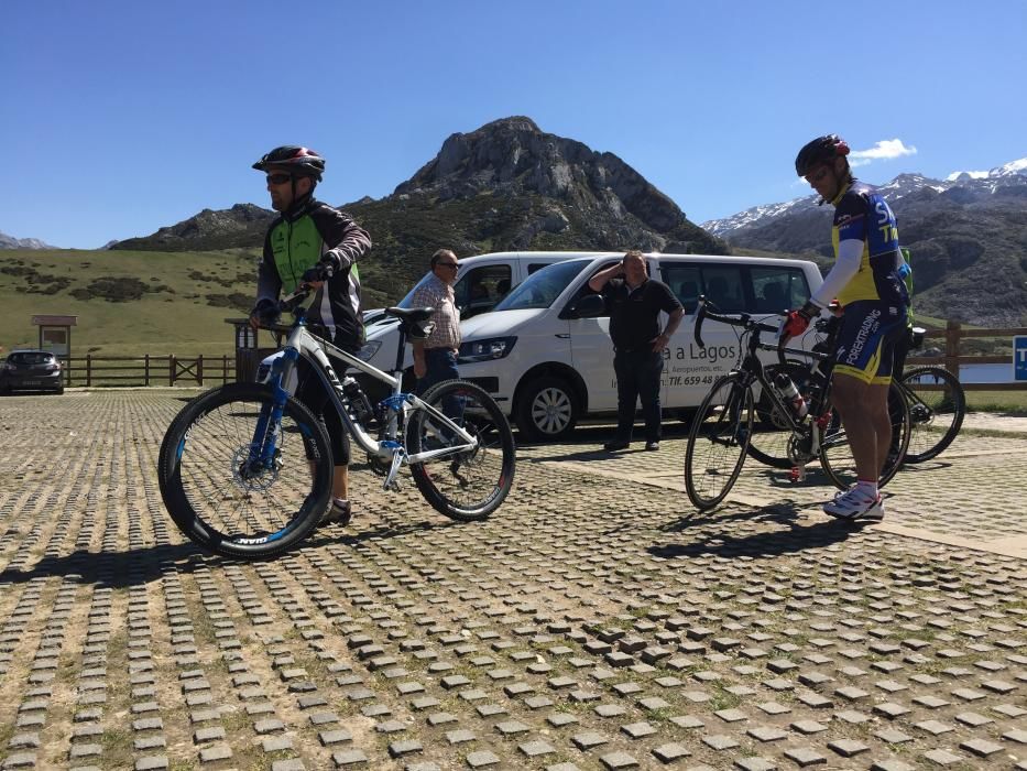 Turistas en los Lagos de Covadonga en el puente de mayo