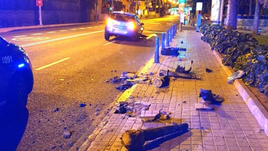 Un conductor ebrio causa desperfectos en León y Castillo