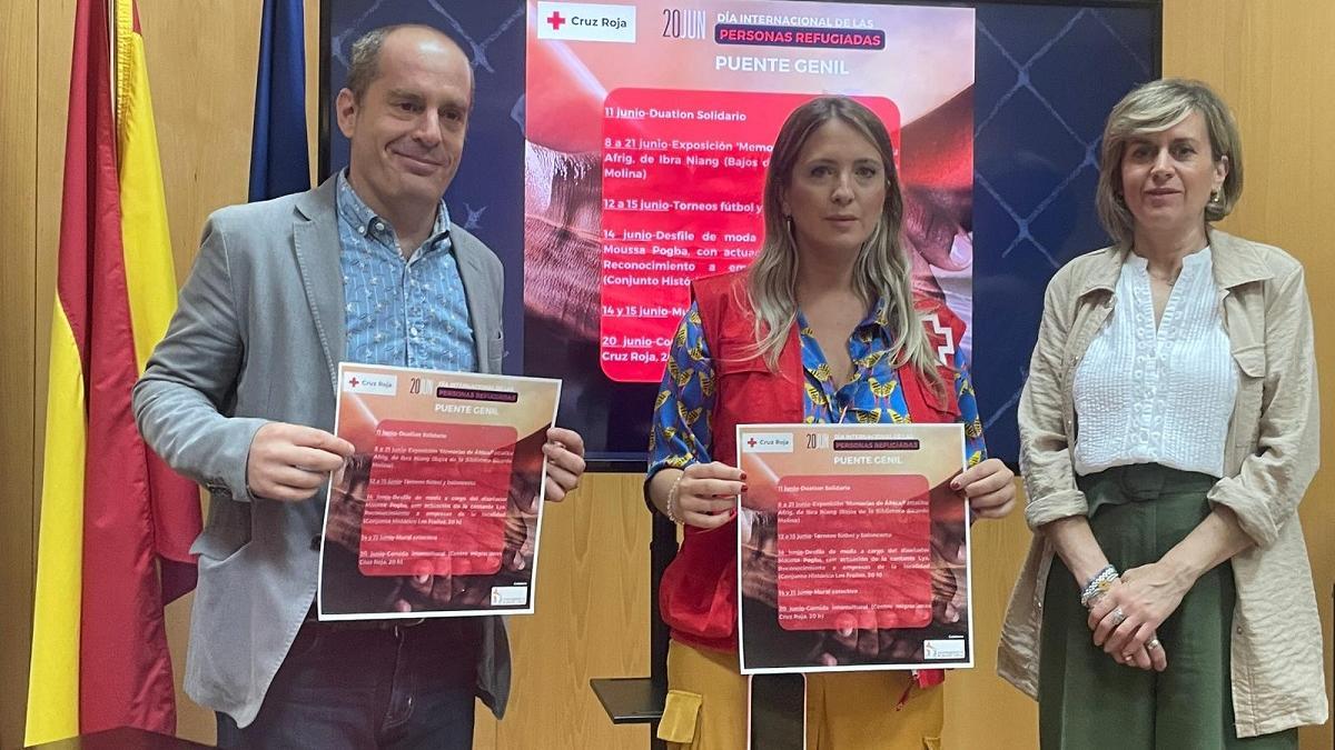 Ángel Pérez, Noelia Gil y Loli Franco, en la presentación de las actividades de Cruz Roja por el Día del Refugiado en Puente Genil.