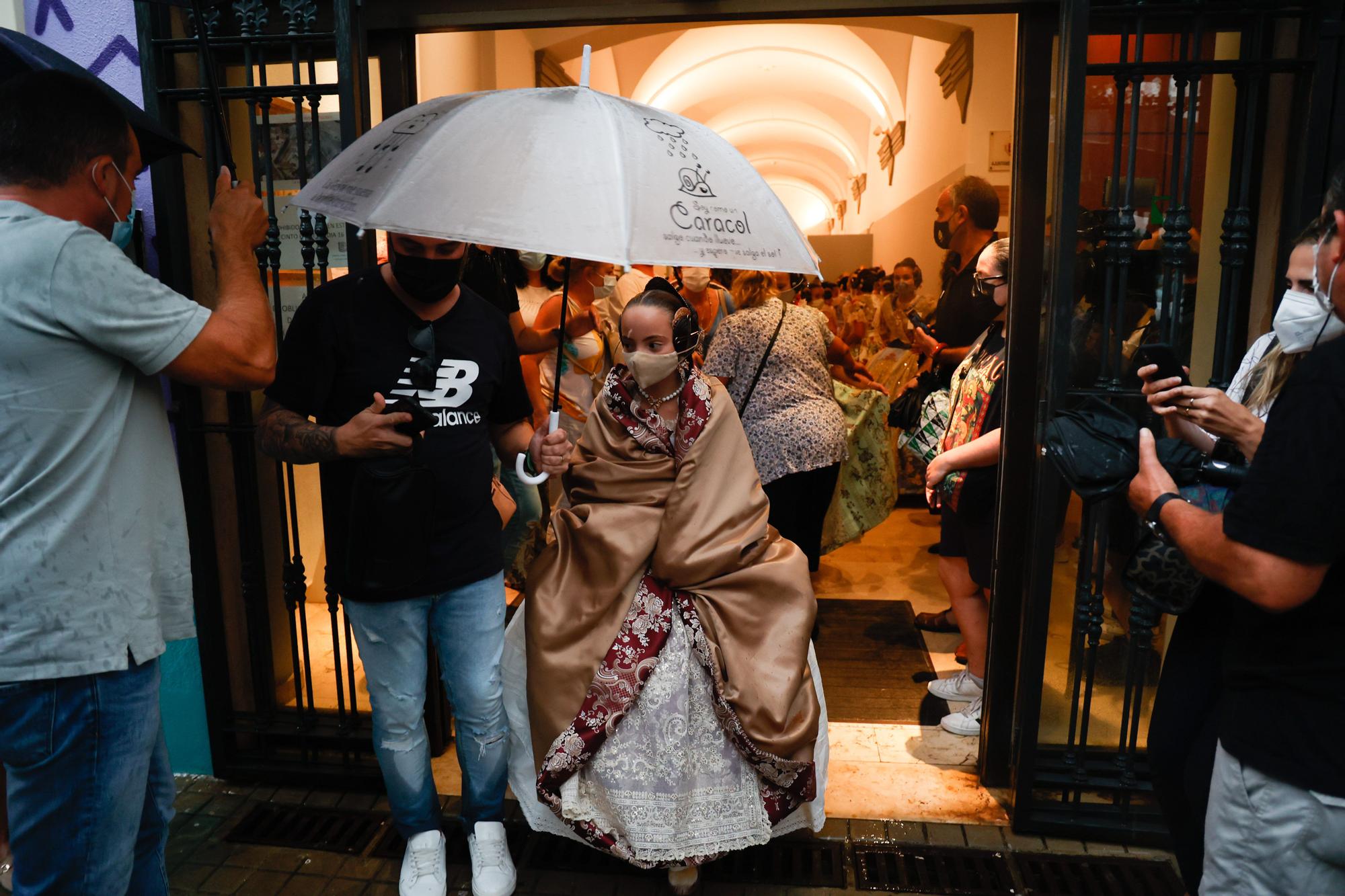 La lluvia irrumpe en la presentación de las candidatas a Falleras Mayores de València 2022