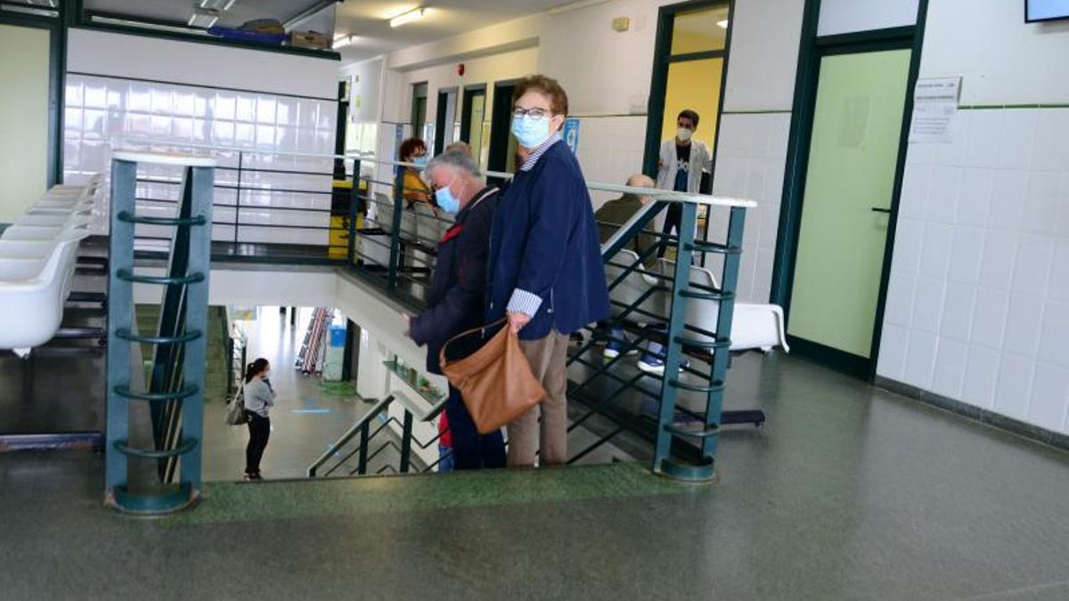 Pacientes en el ambulatorio de Bueu.