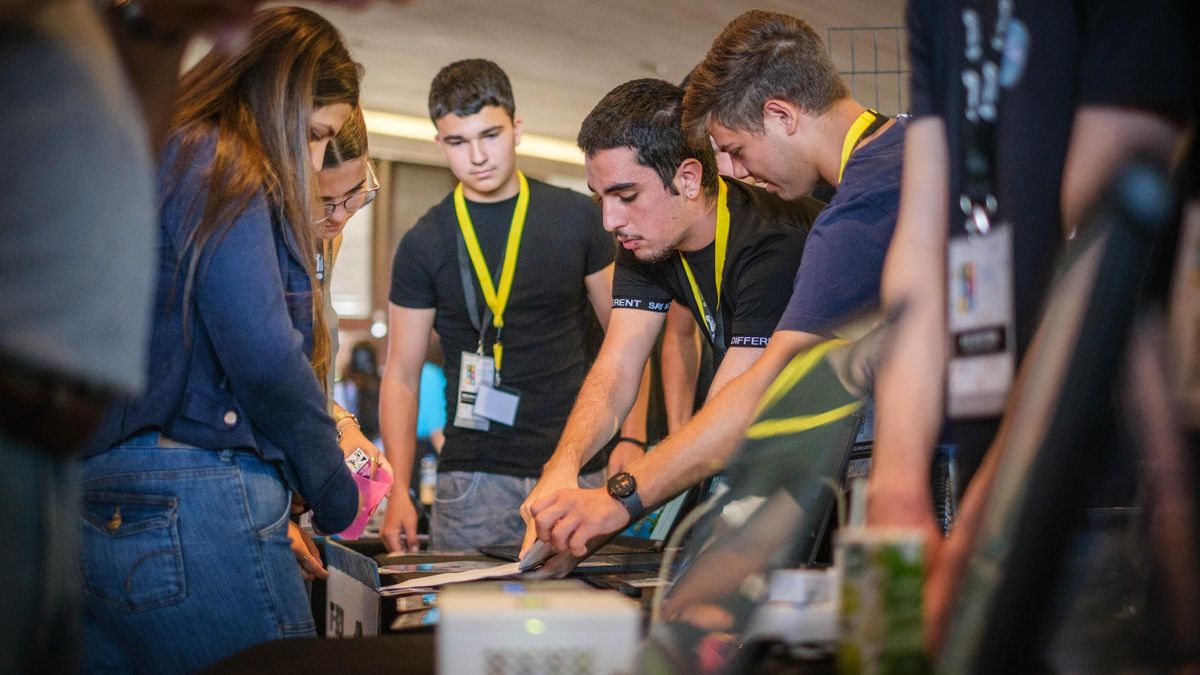 Jóvenes tinerfeños en una feria de formación para el empleo del Cabildo