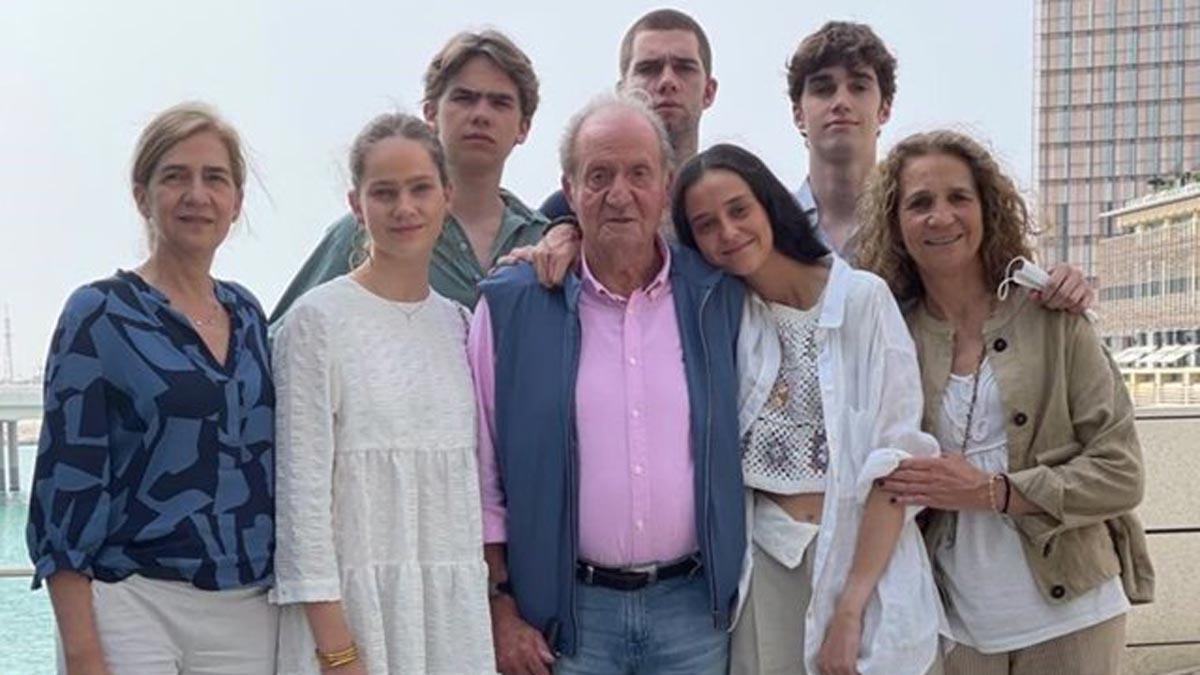 El rey Juan Carlos ha recibido la visita de las infantas Elena y Cristina y de algunos de sus nietos en Abu Dabi
