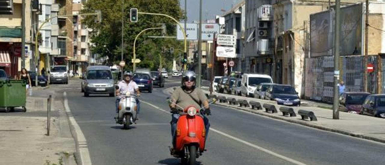 La vieja travesía de la N-332 en Sueca sigue a la espera de pasar a ser de titularidad municipal.