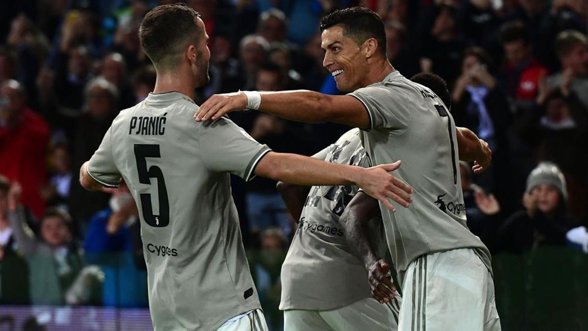 Ronaldo celebra con Pjanic el segundo tanto de la Juve.