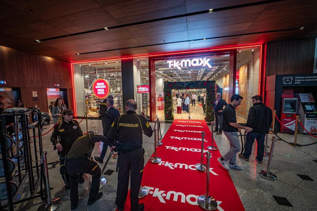 Furor y ofertas en el estreno de la primera tienda en Barcelona del outlet de grandes marcas TK-Maxx
