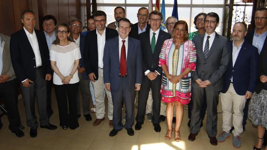 Feijóo, Vázquez y los alcaldes asistieron a la firma del convenio de integración de Vigo en el transporte en julio. // R. Grobas