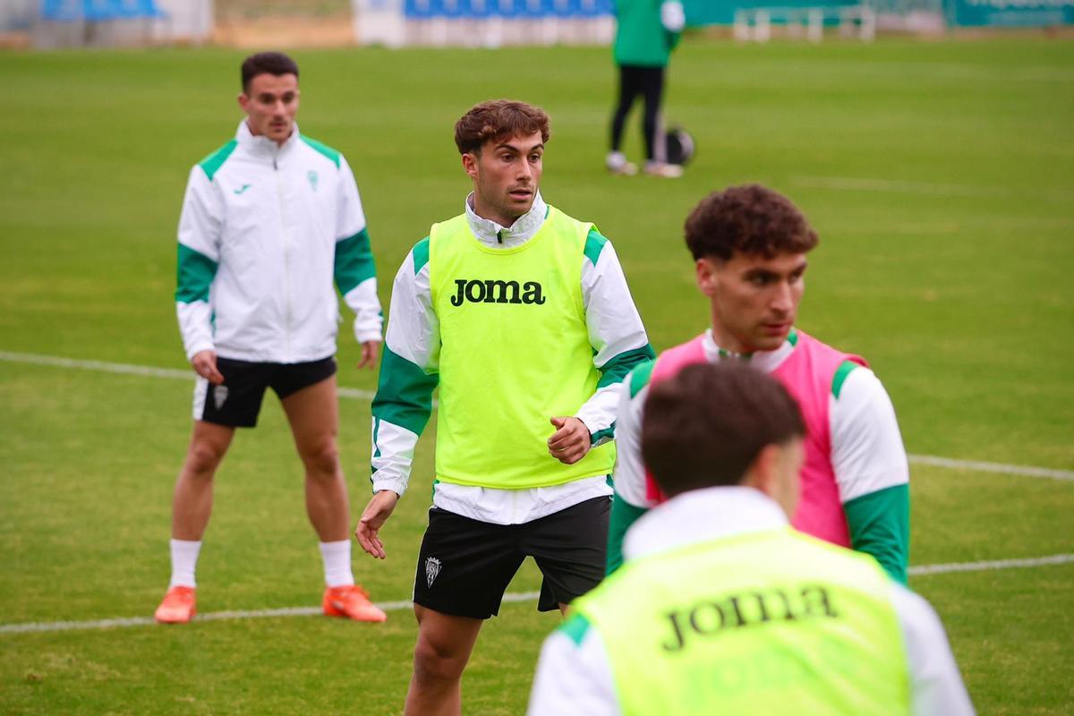 Mikel Goti, en el centro de la imagen, durante un entrenamiento del Córdoba CF.