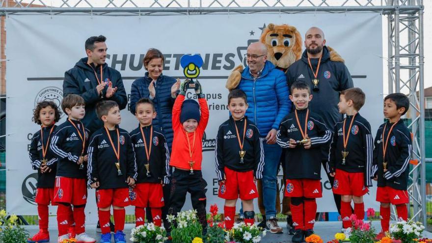 Los niños del Club Deportivo Montevil, con la alcaldesa Carmen Moriyón al fondo. |