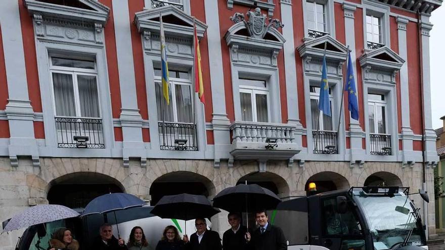 El Alcalde y los representantes de los grupos, junto a las nuevas barredoras, ayer, en la plaza del Ayuntamiento.