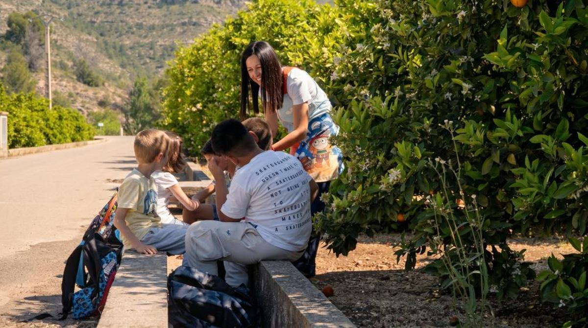 Maestra del colegio de Sumacàrcer con un grupo de niños.