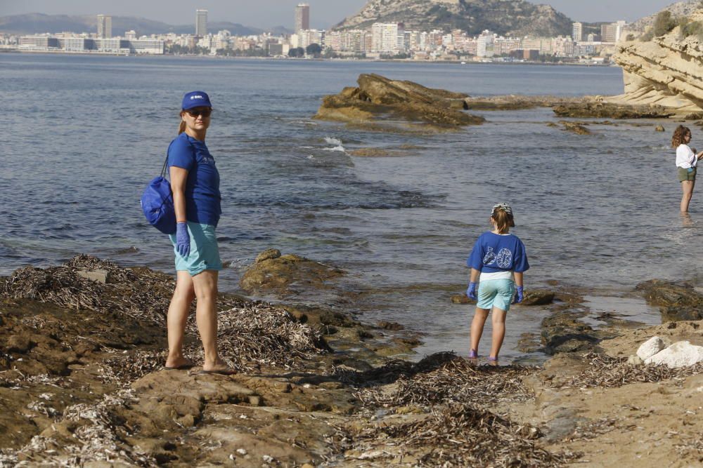 Funcionarios europeos, familiares y vecinos participan en la campaña 'Nuestros Océanos'